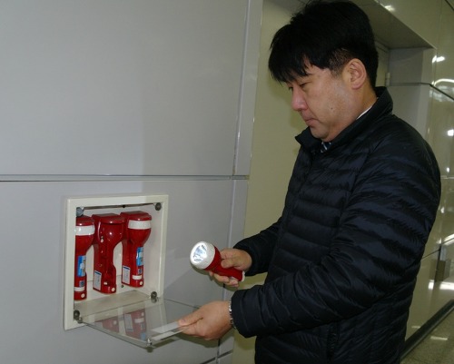 비상시 사용할 수 있도록 보호장비로 랜턴을 구비해 놓았어요